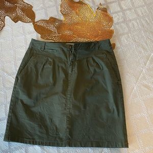 Sporty skirt for fall. Cache cache